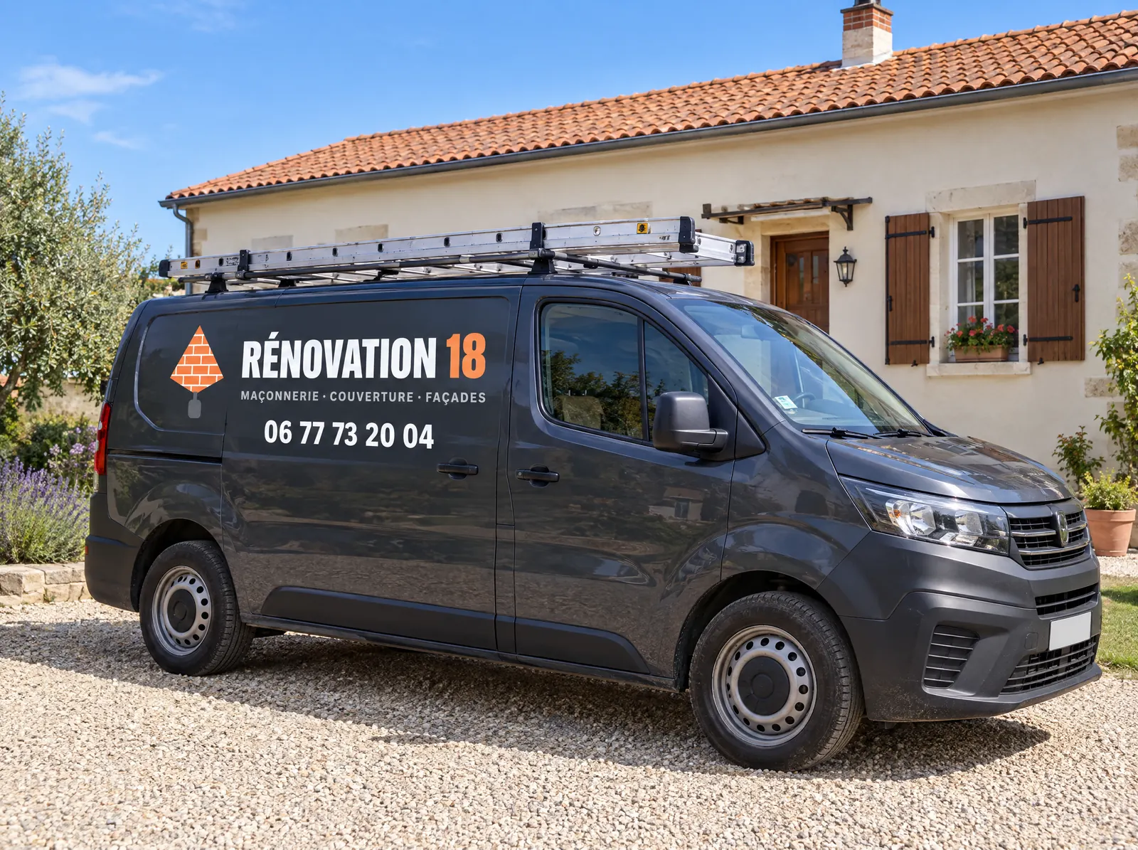 Camion Rénovation 18 garé devant une maison rénovée